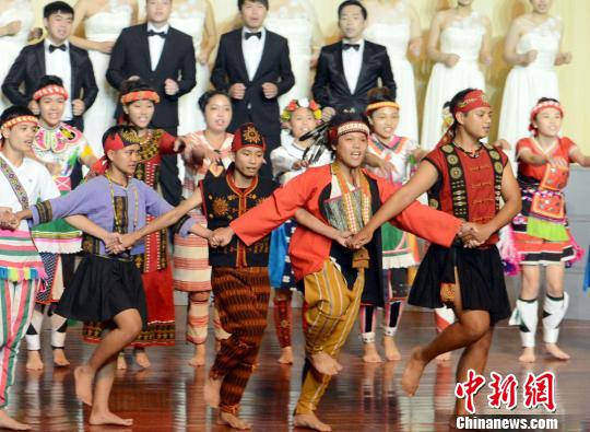 台东大学音乐系合唱团载歌载舞，演唱台湾少数民族组曲。　记者刘可耕 摄
