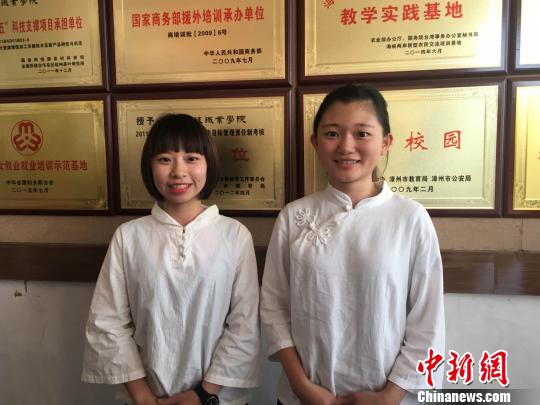 20岁出头的台湾南投鹿谷许芳瑜(左)和许芝凤(右)姐妹。她们就读的漳州科技学院是大陆首个经国务院教育部批准招收台湾学生、外国留学生的民办高校。　林春茵 摄